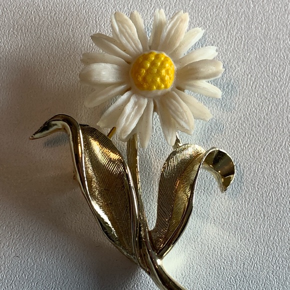 Vintage Sarah Coventry Daisy Brooch. Favorite flower?? - Picture 1 of 3